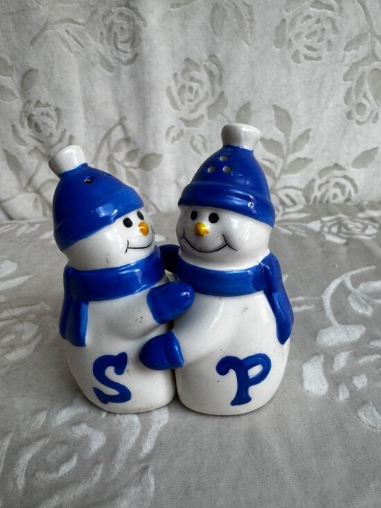 None Other - Hugging Snowman Ceramic Salt & Pepper Shaker Set Winter Kitchen Decor Tassel